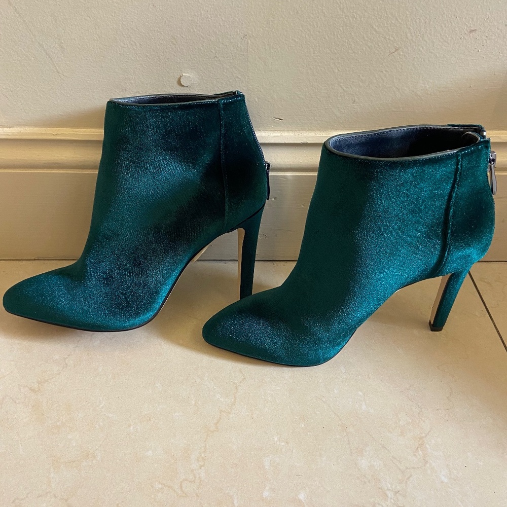 Ava and Aiden forest green velvet heeled booties
